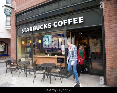 Starbucks Coffee shop giovani lasciando Foto Stock