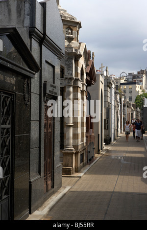 Fila di mausolei di marmo in una "strada" nella Recoleta cimitero Capital Federal Buenos aires repubblica di Argentina sud america Foto Stock