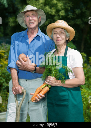 Coppia senior con verdure Foto Stock