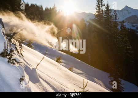 Uno snowboarder jumping Foto Stock