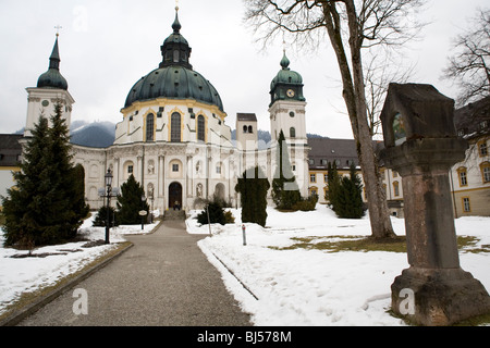 Nuvole appendere su Ettal (Kloster Ettal) su una giornata invernale e in Baviera, Germania. Foto Stock