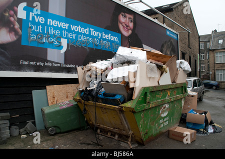 Tory cartellone elettorale con graffiti e cinghia di linea recita "non ho mai votato tory prima", graffiti legge 'consente di mantenere in questo modo" Foto Stock