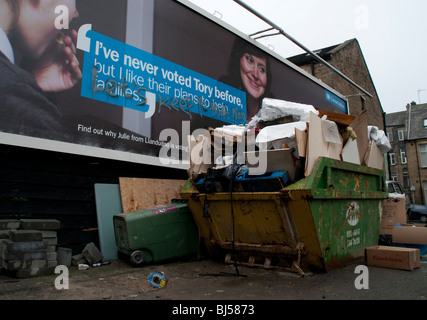 Tory cartellone elettorale con graffiti e cinghia di linea recita "non ho mai votato tory prima", graffiti legge 'consente di mantenere in questo modo" Foto Stock