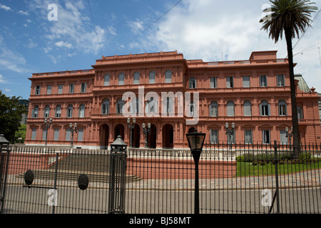 Ala nord e porte cochere della casa rosada la casa rosa sede ufficiale del ramo esecutivo del governo argentina Foto Stock