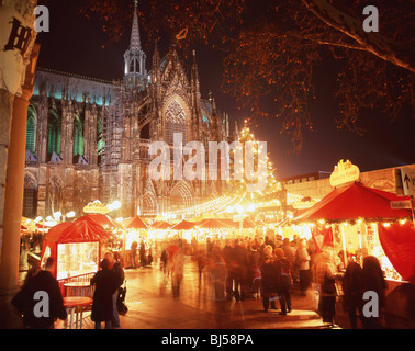 Alter Markt Christmas Market al crepuscolo, Colonia (Koln), Nordrhein-Westfalen, Repubblica federale di Germania Foto Stock