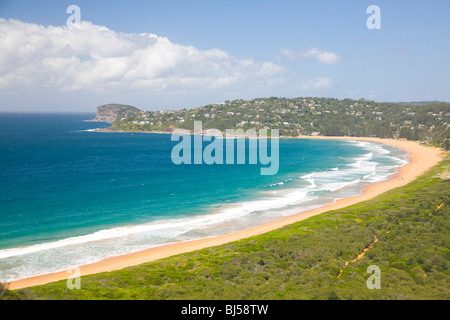 Guardando verso sud lungo il Sydney's Palm Beach e Costa Est dal faro barrenjoey e operazioni automatiche di fine campo Foto Stock