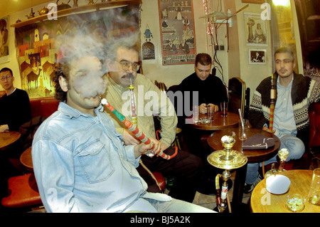 PARIGI, Cafe, Francia - uomini arabi fumo tradizionale Hookah pipe in 'Oum Kalthoum' caffetteria di Parigi Foto Stock