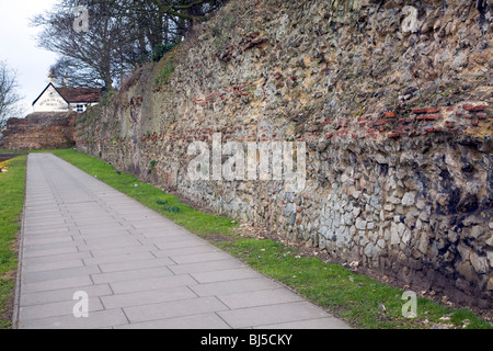 Muro Romano che conduce al Gate Balkerne, Colchester, Essex, Inghilterra Foto Stock