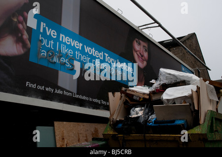 Tory cartellone elettorale con graffiti e cinghia di linea recita "non ho mai votato tory prima", graffiti legge 'consente di mantenere in questo modo" Foto Stock