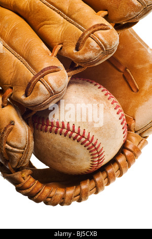 Il baseball in guanto mezzo isolato su sfondo bianco Foto Stock