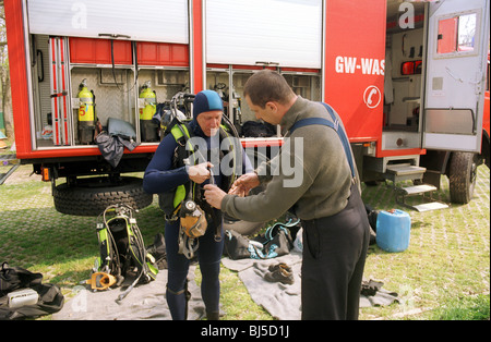 Vigili del fuoco subacqueo preparando per esercitazioni di salvataggio, Germania Foto Stock