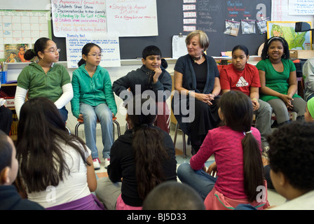 La quinta elementare gli studenti di New York partecipare ad una discussione in classe sul rispetto per la diversità Foto Stock