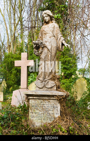 Il cimitero di Highgate , uno 6 originale cimiteri privati intorno a Londra , usato per la prima volta 1860 , tomba Agnes Amy Freeman Angelo con corona Foto Stock