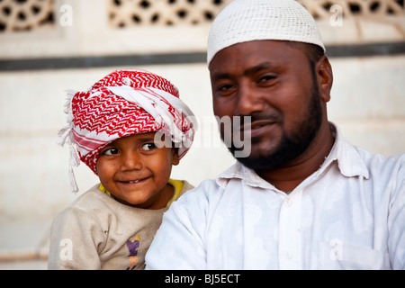 Uomo musulmano e il bambino alla Moschea del Venerdì in Fatehpur Sikri India Foto Stock