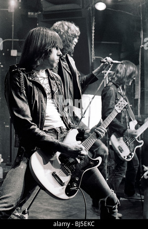New York, NY, USA - Nightclub di C.B.G.B., Interior Scene, con i Ramones, Punk Rock Music Band, 'Johnny Ramone', Guitar, rock'n'roll, Punks 1977, punk Culture 70s, punk rock band Foto Stock