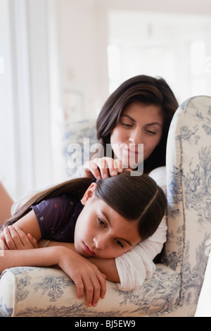 La madre accarezza la figlia Foto Stock