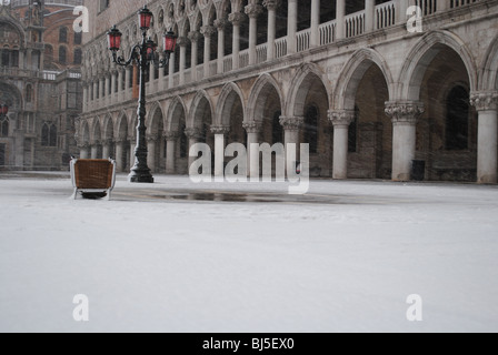 Il Palazzo Ducale in una tempesta di neve, Piazza San Marco, Venezia, Italia Foto Stock