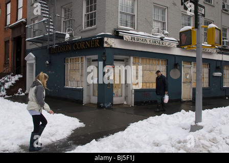 Il parzializzato Hudson Corner Cafe nel Greenwich Village di New York è visto su Venerdì, 26 febbraio 2010. (© Richard B. Levine) Foto Stock