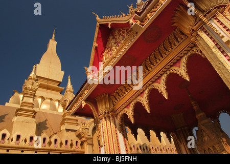 Il sole splende sul golden torrette di Pha That Luang pagoda in Vientiane, Repubblica Democratica Popolare del Laos. Foto Stock