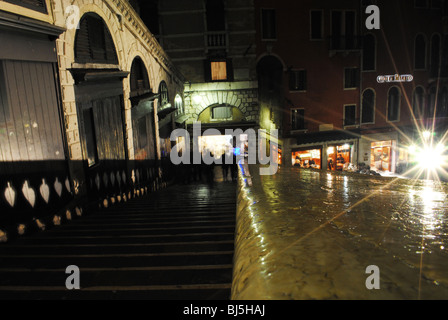 Ombre e luci sul Ponte di Rialto di notte, Venezia, Italia Foto Stock