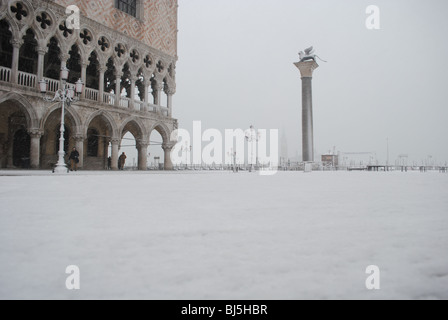 Il Palazzo del Doge e il leone alato colonna nella neve, Piazza San Marco, Venezia Italia Foto Stock