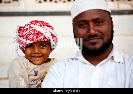 Uomo musulmano e il bambino alla Moschea del Venerdì in Fatehpur Sikri India Foto Stock