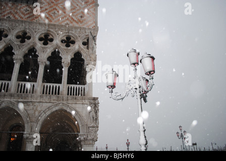 Il Palazzo del Doge e rosa via la luce in una tempesta di neve, Piazza San Marco (piazzetta), Venezia, Italia Foto Stock