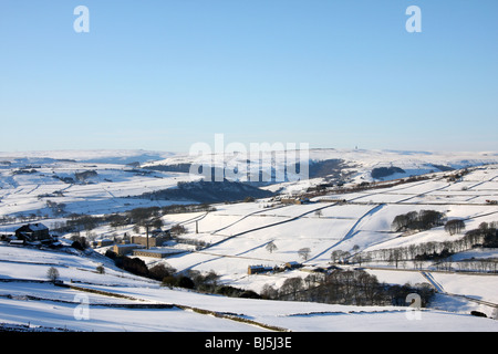 Inverno vista su tutta la valle Luddenden , con Stoodley Pike sull orizzonte Foto Stock