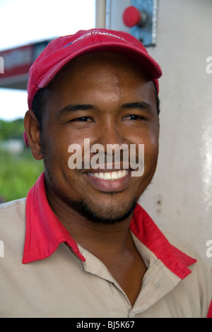 Assistenti di carburante della pompa in corrispondenza di una stazione di benzina in Limon Costa Rica. Foto Stock