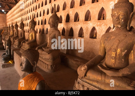 Antiche immagini di Buddha in linea il cortile la passerella al Wat Si Saket in Vientiane, Repubblica Democratica Popolare del Laos. Foto Stock