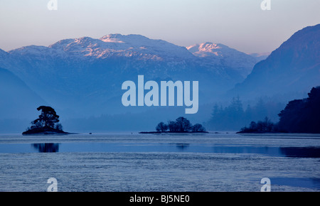 Inverno alba sopra Derwentwater nel Lake District inglese Foto Stock