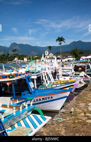 Barche colorate nel porto di Paraty, Costa Verde, Stato di Rio de Janeiro, Brasile, Sud America Foto Stock