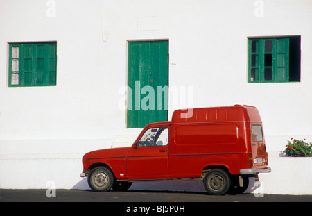 Auto rossa nella parte anteriore di una casa, RENAULT STATION WAGON, FEMES, Lanzarote, Isole canarie, Spagna Foto Stock