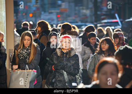 Occupato il marciapiede in Soho di New York City Foto Stock