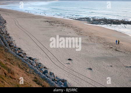 La gente camminare sulla spiaggia Ballybunnion, nella contea di Kerry, Irlanda Foto Stock