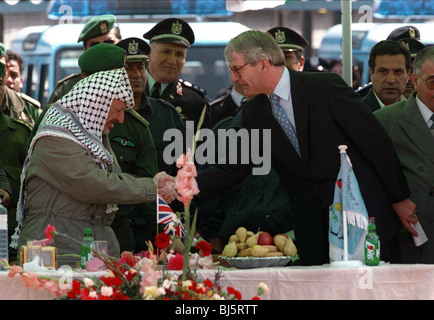 YASSER ARAFAT GRAZIE JOHN MAJOR PER DONAZIONE DI VEICOLI DELLA POLIZIA OLP PRESIDENTE & PM DELLA GRAN BRETAGNA 23 Marzo 1995 Foto Stock