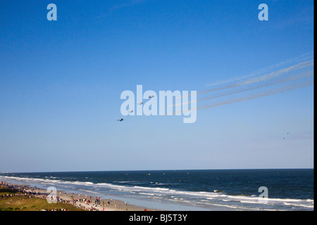 Quattro US Navy Blue Angels volare sopra l'Oceano Atlantico ad un air show a Jacksonville Beach, Florida, Stati Uniti d'America Foto Stock