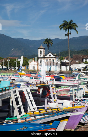 Barche colorate nel porto di Paraty, Costa Verde, Stato di Rio de Janeiro, Brasile, Sud America Foto Stock