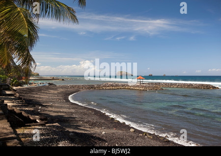 Indonesia, Bali, Candidasa, frangiflutti artificiale costruito per proteggere la spiaggia rimane Foto Stock