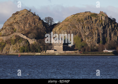Dumbarton Rock e il castello di Dumbarton sul fiume Clyde, West Dunbartonshire, Scozia, Regno Unito Foto Stock