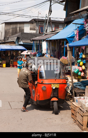 Indonesia, Java, Giacarta, Old Batavia porta, Pasar Ikan, uomo di arrivare a Bajaj auto rickshaw tuktuk Foto Stock