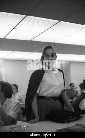 Una donna sta nella classe delle arti di Philadelphia alla fine degli anni cinquanta. verticale di bianco e nero Foto Stock