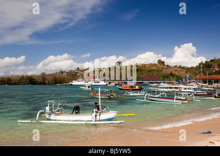 Indonesia, Bali, Padangbai, verniciato colorato outrigger barche da pesca ormeggiate sulla baia Foto Stock