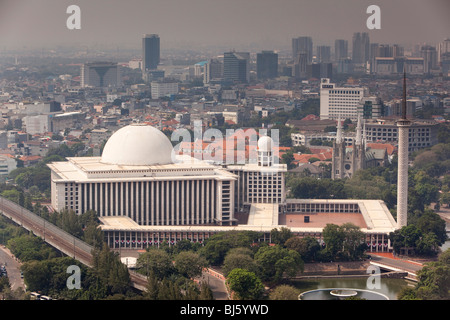 Indonesia, Java, Giacarta, Moschea Istiqlal dalla piattaforma di visualizzazione di Monas National Monument Foto Stock