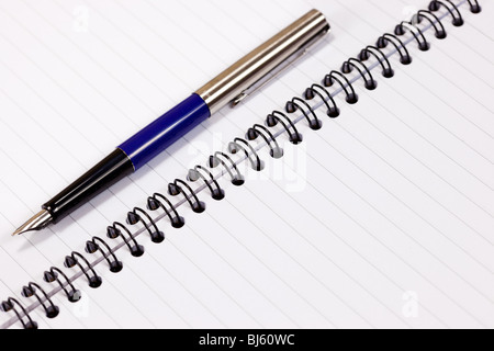 Rilegato a spirale Notebook con Blu penna stilografica Foto Stock