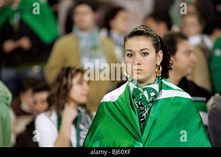 Una giovane donna fan di Real Betis presso lo stadio, Siviglia, Spagna Foto Stock