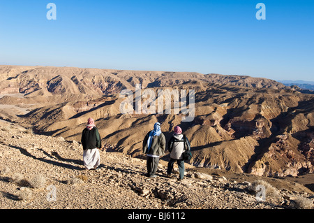 Tre uomini beduino osservare il paesaggio montuoso nella parte meridionale del deserto del Sinai Egitto Foto Stock