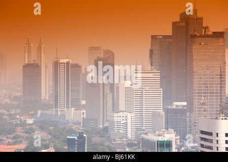 Indonesia, Java, Giacarta, vista in elevazione di elevato aumento edifici per uffici lungo Jalan Thamrin Foto Stock