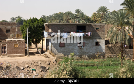 Abitare sulla banca del fiume Nilo. Foto Stock