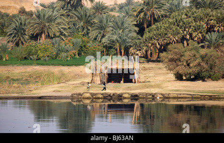 Due bambini al di fuori dell abitazione di base sulla banca del fiume Nilo. Foto Stock